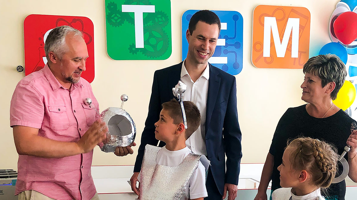 Aleksandr Martinkevich, Director Deputy of HTP Balarus, Oleg Grushevich, Co-Founder and CEO at Easybrain, computer science teacher and pupils of the new STEM centre in Glubokoye school. Aleksandr Martinkevich, Director Deputy of HTP Balarus, Oleg Grushevich, Co-Founder and CEO at Easybrain, computer science teacher and pupils of the new STEM centre in Glubokoye school.